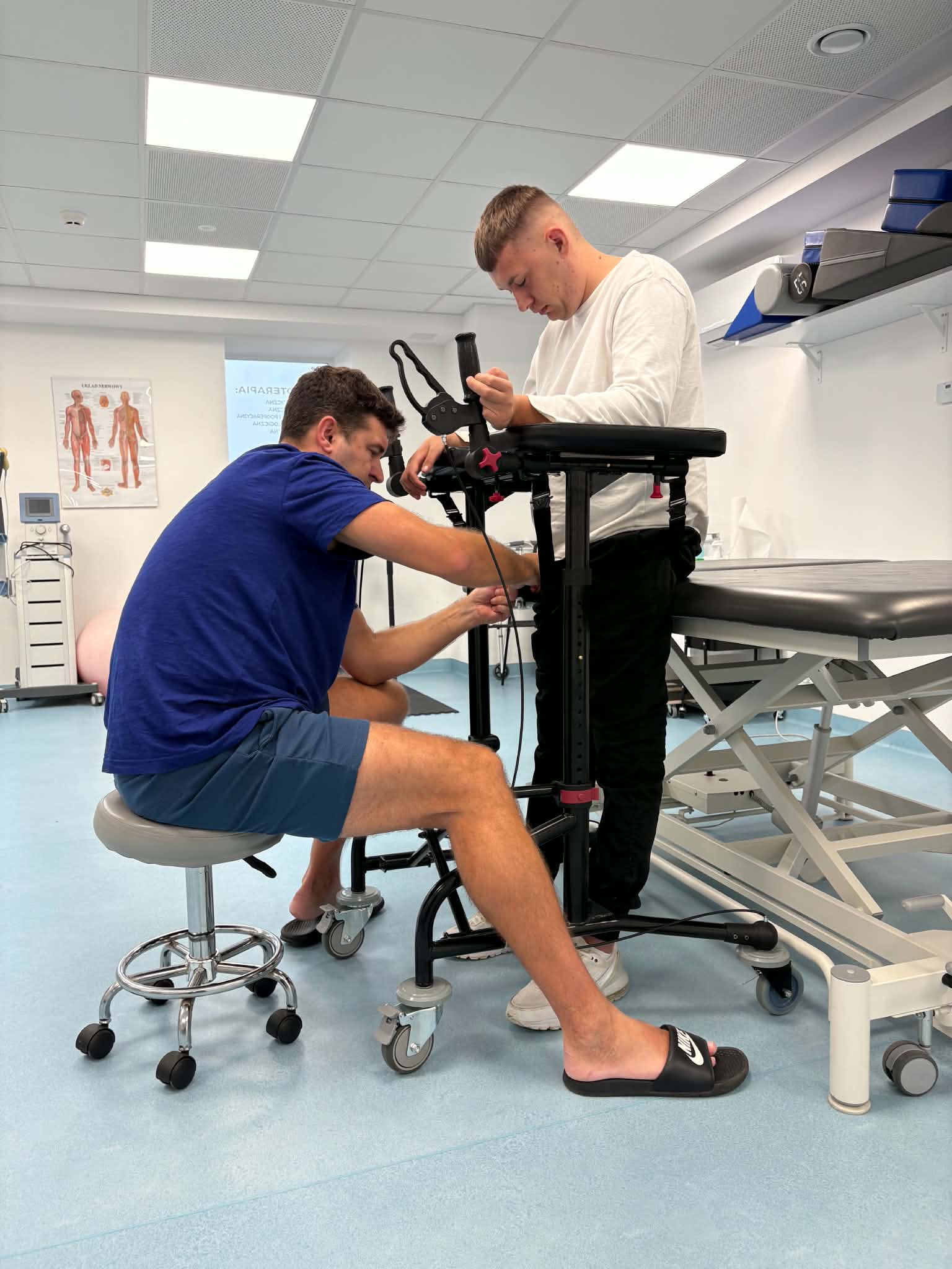 Fizjoterapeuta pracuje z pacjentem podczas turnusu rehabilitacyjnego